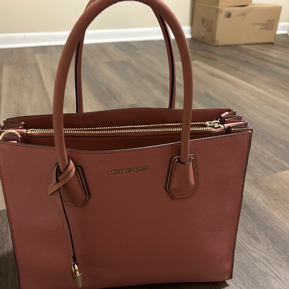 Smoke and pet free home. There is only one flaw and it’s pen marks - Picture 2 of 4